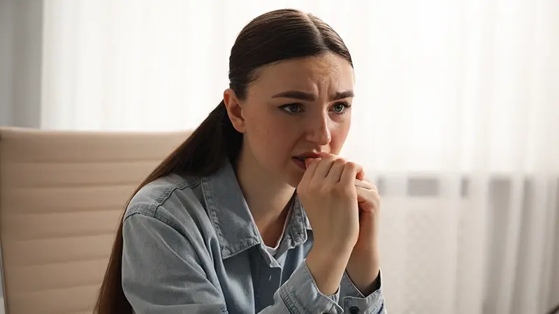 Jeune femme anxieuse