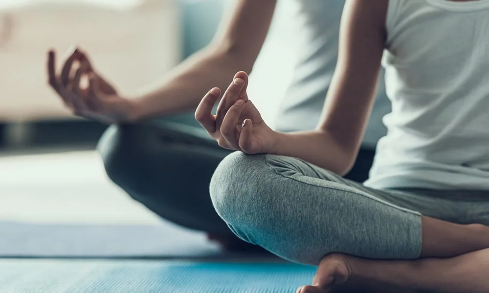 Mains en posture de méditation